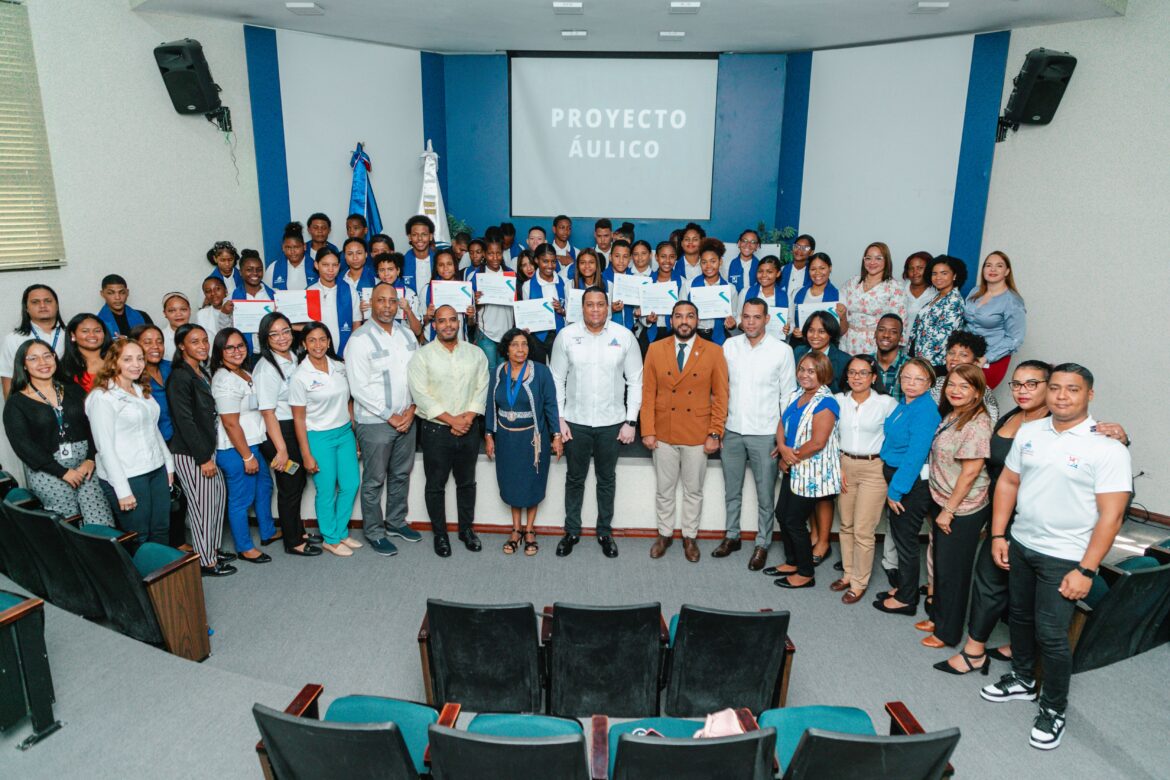 Más de 40 jóvenes que habían abandonado la escuela completan cursos técnicos en Los Guaricanos y Los Alcarrizos