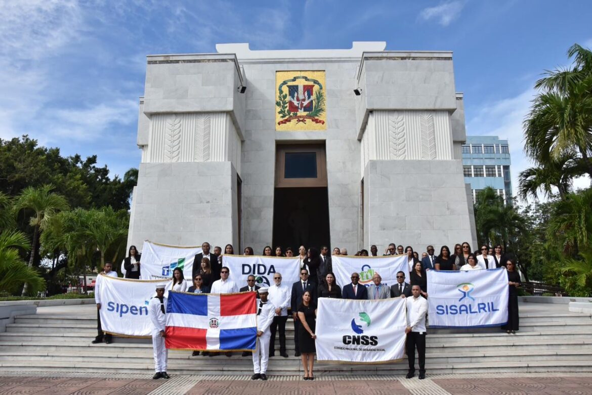 Instituciones de la Seguridad Social depositan ofrenda floral con motivo del Mes de la Patria