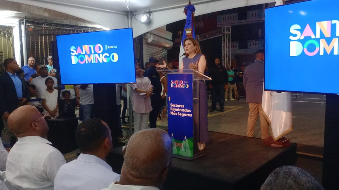 Carolina Mejía enciende la seguridad en el Ensanche Luperón con luces LED y cámaras de videovigilancia