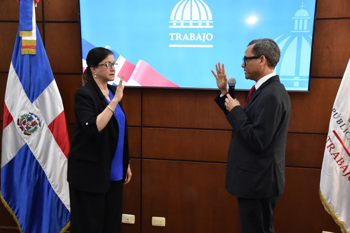 Ministro de Trabajo juramenta a Aura Celeste Fernández