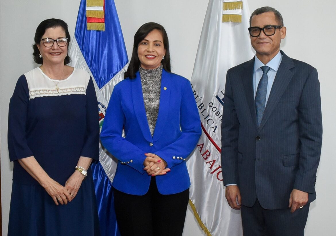 Anneline Escoto asume como subgerente general del CNSS tras juramentación oficial