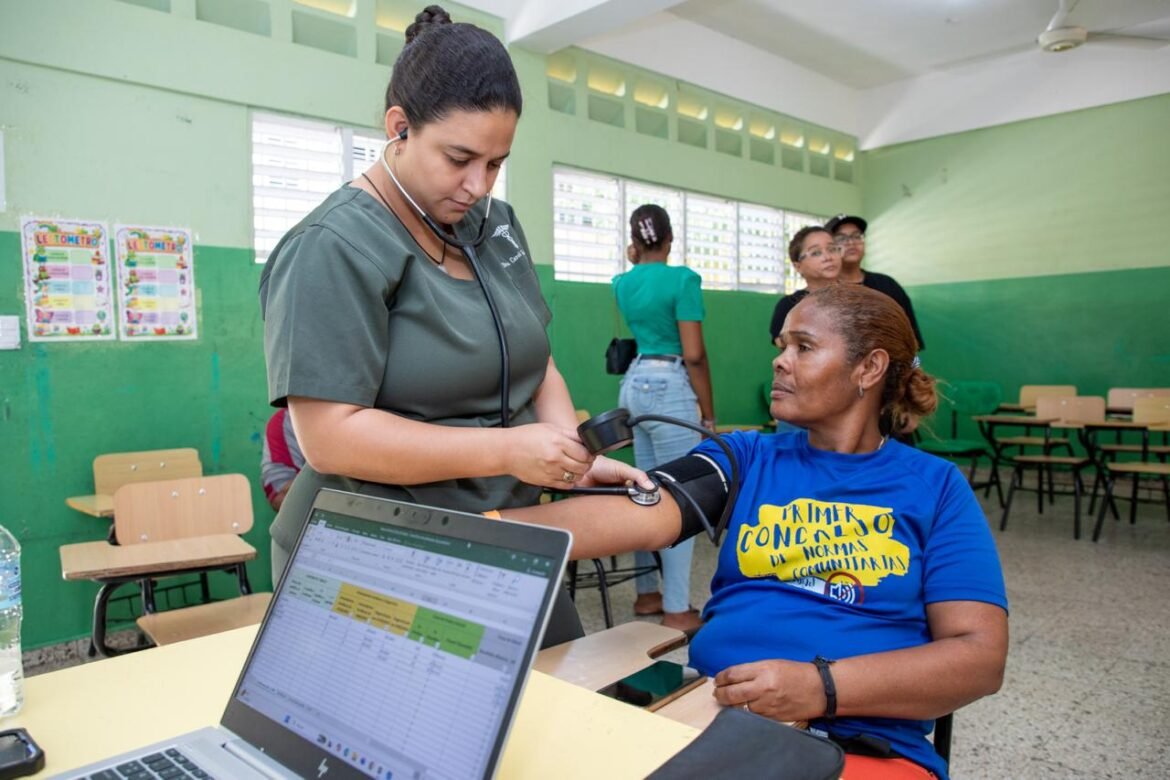 Gabinete de Política Social acerca servicios de salud y protección social a Los Ríos