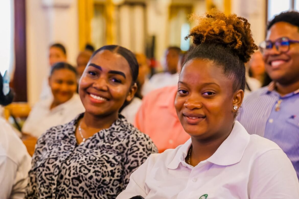Jóvenes que no estudian ni trabajan bajan a 16.59 % en República Dominicana